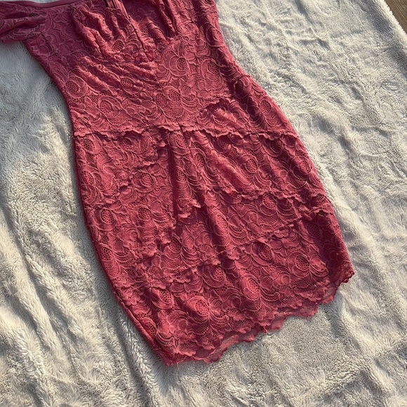 GUESS Pink Lace Off-Shoulder Midi Dress – Size Medium | Chic Party Look - Picture 3 of 5